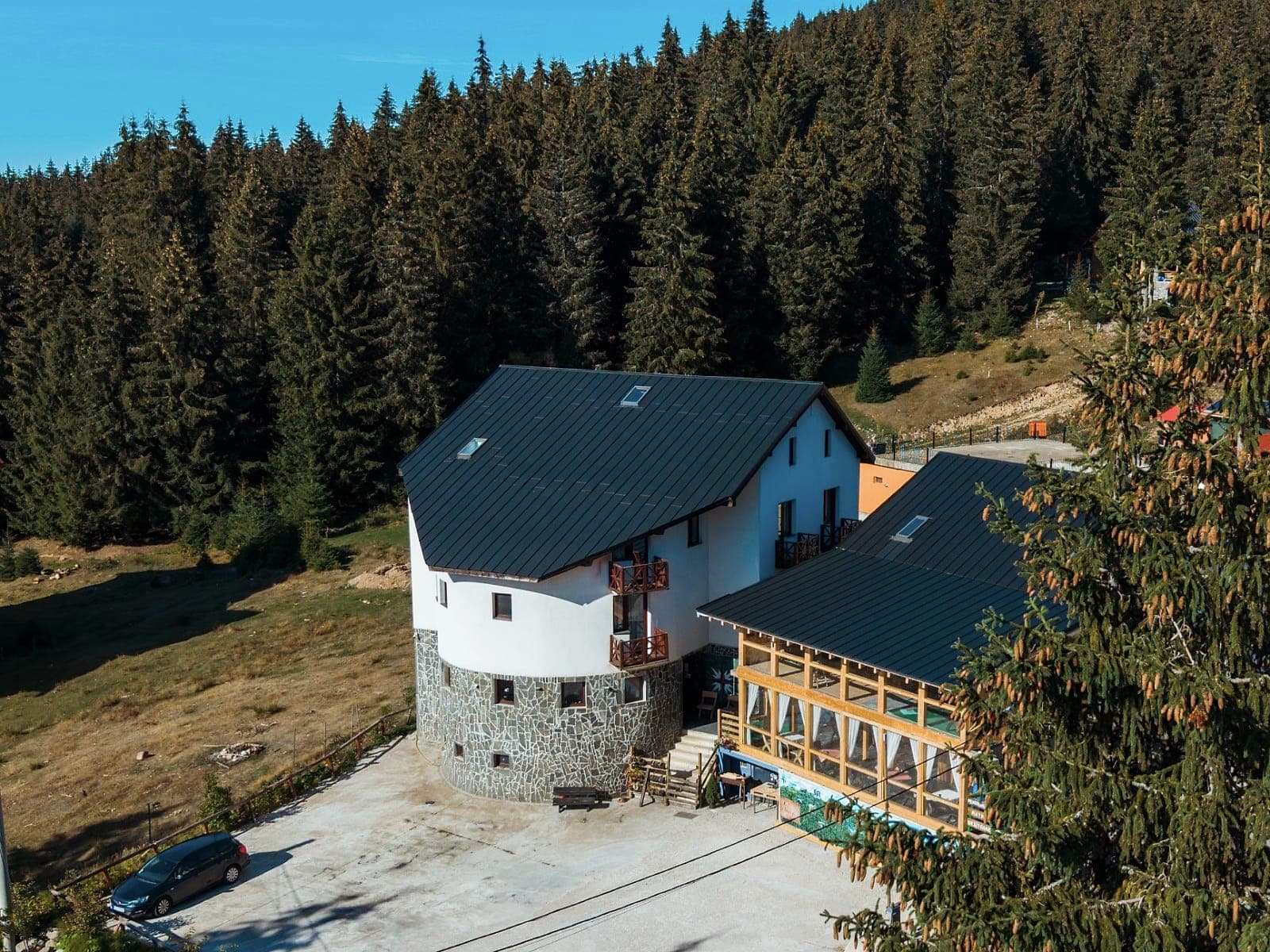 Pensiunea văzută de sus, la marginea pădurii de brazi